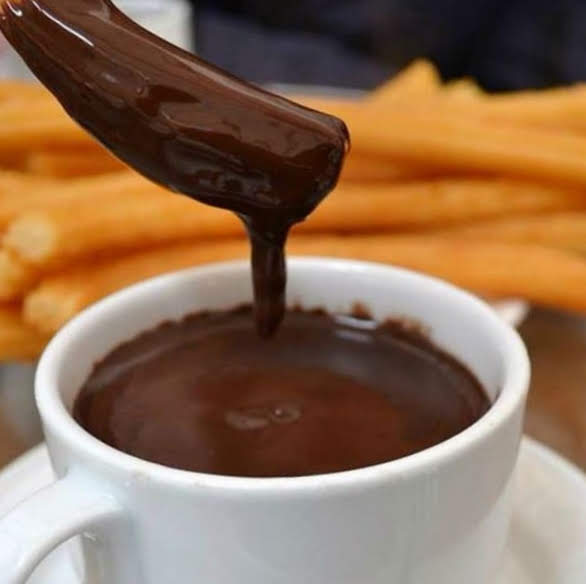 Deliciosos churros caseros con chocolate caliente